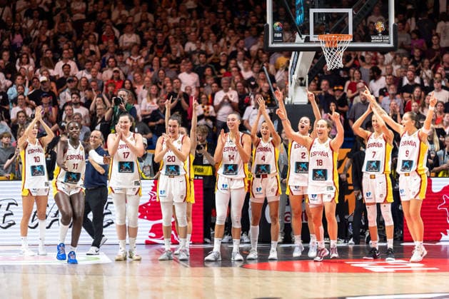 Spanish team celebrates after victory at the end of the game: Awa Fam (Spain, 11), Megan Gustafson (Spain, 17), Paula Ginzo (Spain), 20, Raquel Carrera (Spain), 14, Alicia Florez (Spain), 18, Elena Buenavida (Spain), 02, Alba Torrens (Spain), 07, Helena Pueyo (Spain), 09, GER, Spain vs. Germany, Basketball, 2026 FIBA Women’s World Cup, 3rd-place game, September 13, 2026 GER, Spain vs. Germany, basketball, 2026 FIBA Women’s World Cup, 3rd-place game, September 13, 2026 Berlin Copyright: xEibner-Pressefoto MaxxVincenx EP_MVN