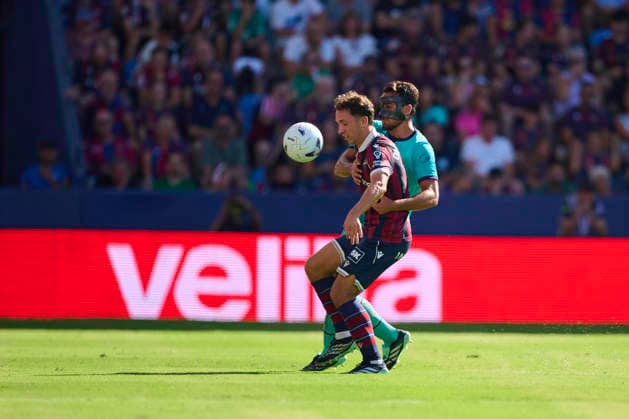 Levante UD v FC Barcelona, Barca - LaLiga EA Sports 2026 27 VALENCIA, SPAIN - SEPTEMBER 13: Jon Olasagasti of Levante UD competes for the ball with Eric Garcia of FC Barcelona during the LaLiga EA Sports 2026 27 match between Levante UD and FC Barcelona at Estadi Ciutat de Valencia on September 13, 2026, in Valencia, Spain. (Photo by Francisco Macia Photo Players Images Magara Press) Valencia Estadi Ciutat de Valencia Spain Copyright: xFranciscoxMaciax
