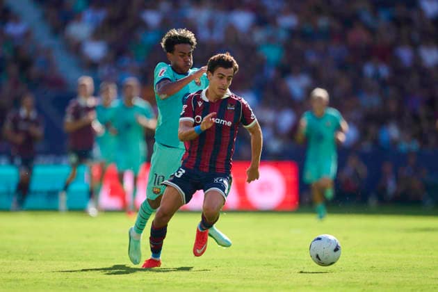 Levante UD v FC Barcelona, Barca - LaLiga EA Sports 2026 27 VALENCIA, SPAIN - SEPTEMBER 13: Lamine Yamal of FC Barcelona competes for the ball with Manu Sanchez of Levante UD during the LaLiga EA Sports 2026 27 match between Levante UD and FC Barcelona at Estadi Ciutat de Valencia on September 13, 2026, in Valencia, Spain. (Photo by Francisco Macia Photo Players Images Magara Press) Valencia Estadi Ciutat de Valencia Spain Copyright: xFranciscoxMaciax