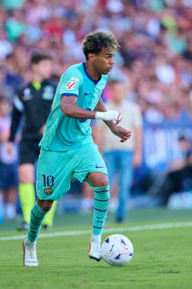 Levante UD v FC Barcelona, Barca - LaLiga EA Sports 2026 27 VALENCIA, SPAIN - SEPTEMBER 13: Lamine Yamal of FC Barcelona runs with the ball during the LaLiga EA Sports 2026 27 match between Levante UD and FC Barcelona at Estadi Ciutat de Valencia on September 13, 2026, in Valencia, Spain. (Photo by Francisco Macia Photo Players Images Magara Press) Valencia Estadi Ciutat de Valencia Spain Copyright: xFranciscoxMaciax