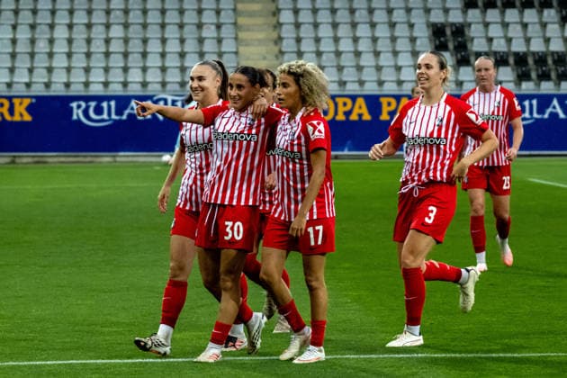 FREIBURG IM BREISGAU, GERMANY - SEPTEMBER 13: ?layda Ac?kgoez (30) and Amira Arfaoui (17) of SC Freiburg celebrate the goal to score to the 1:0 together with her team mates, during the Google Pixel Women s Bundesliga match between SC Freiburg and FSV Mainz 05 at Dreisam-Stadium on September 13, 2026 in Freiburg im Breisgau, Baden-Wuerttemberg, Germany Copyright: xFrankxSchererx xSPPx Sportspressphoto_SPR230006