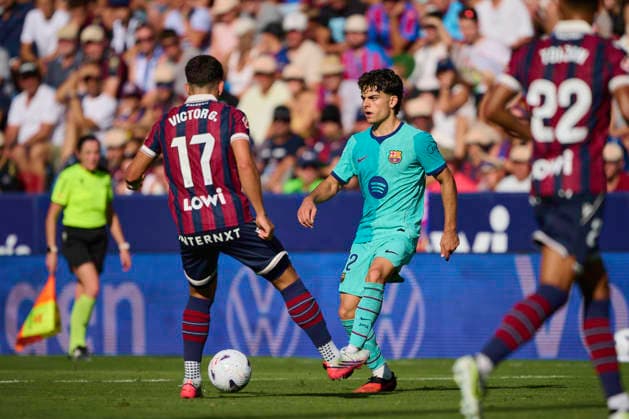 Levante UD v FC Barcelona, Barca - LaLiga EA Sports 2026 27 VALENCIA, SPAIN - SEPTEMBER 13: Xavi Espart of FC Barcelona passes the ball during the LaLiga EA Sports 2026 27 match between Levante UD and FC Barcelona at Estadi Ciutat de Valencia on September 13, 2026, in Valencia, Spain. (Photo by Francisco Macia Photo Players Images Magara Press) Valencia Estadi Ciutat de Valencia Spain Copyright: xFranciscoxMaciax