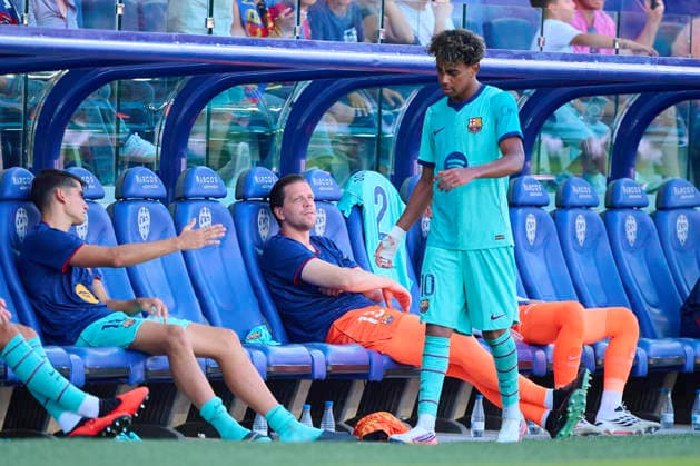Levante UD v FC Barcelona, Barca - LaLiga EA Sports 2026 27 VALENCIA, SPAIN - SEPTEMBER 13: Lamine Yamal of FC Barcelona is substituted during the LaLiga EA Sports 2026 27 match between Levante UD and FC Barcelona at Estadi Ciutat de Valencia on September 13, 2026, in Valencia, Spain. (Photo by Francisco Macia Photo Players Images Magara Press) Valencia Estadi Ciutat de Valencia Spain Copyright: xFranciscoxMaciax