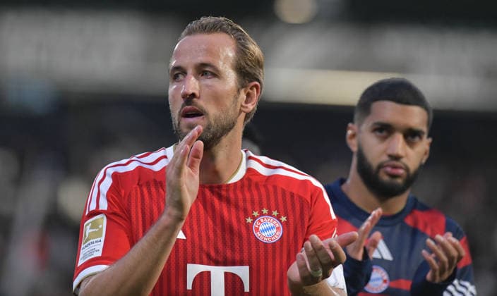 September 13, 2026, xblx, Soccer, Bundesliga 1, SV Elversberg vs. FC Bayern Munich: Harry Kane (FC Bayern Munich) and Ismael Saibari (FC Bayern Munich) celebrate the victory with the fans. DFL and DFB regulations prohibit any use of photographs as image sequences and or quasi-video. Elversberg