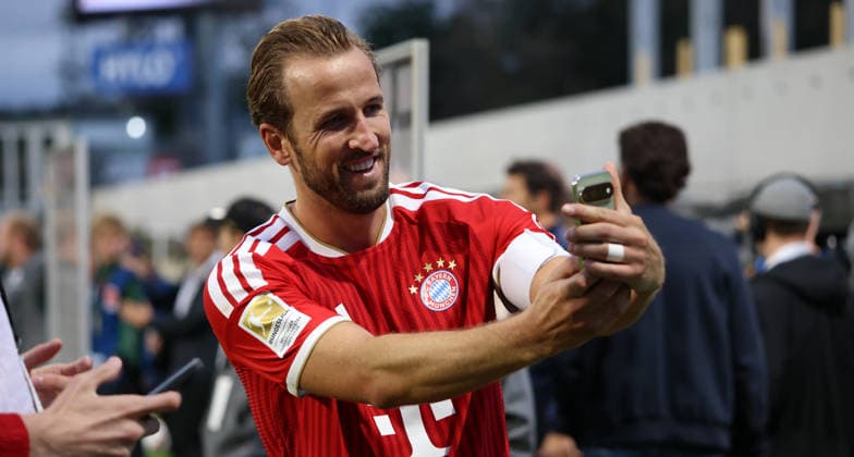 September 13, 2026, Soccer, Men s, Bundesliga 1, 2026–2027 Season, SV 07 Elversberg vs. FC Bayern Munich, Harry Kane takes a selfie with FC Bayern Munich after the game at the Elversberg Ursapharm Arena on Kaiserlinde Street, Saarland, Germany Copyright: xFabianxKleerx