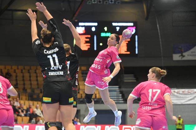 Sabatnig (TusSies Metzingen) on the ball, Charlotte Kaehr (TusSies Metzingen, right) and Rita Campos (BSV Sachsen Zwickau, left), GER, BSV Sachsen Zwickau vs. TusSies Metzingen, Handball, Bundesliga, Women, Alsco HBF, Matchday 3, 2026–2027 Season, September 13, 2026, GER, BSV Sachsen Zwickau vs. TusSies Metzingen, Handball, Bundesliga, Women, Alsco HBF, Matchday 3, 2026–2027 Season, September 13, 2026, Zwickau Copyright: xEibner-Pressefotox EP_BHR