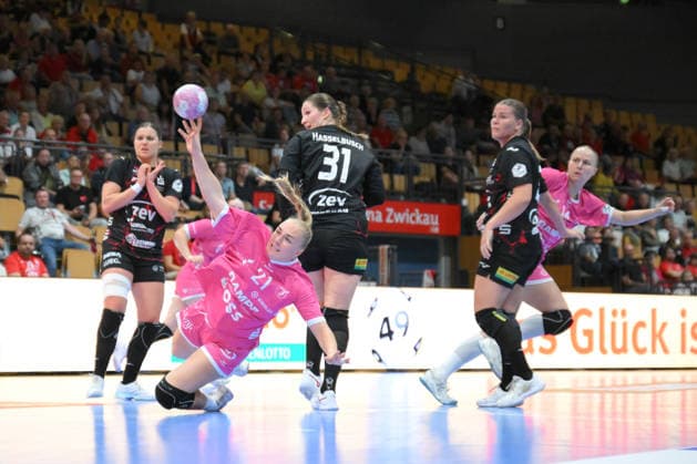 Svenja Demmel of TusSies Metzingen takes a shot on goal, with Victoria Hasselbusch of BSV Sachsen Zwickau behind her. GER, BSV Sachsen Zwickau vs. TusSies Metzingen, Handball, Bundesliga, Women, Alsco HBF, Matchday 3, 2026–2027 Season, September 13, 2026 GER, BSV Sachsen Zwickau vs. TusSies Metzingen, Handball, Bundesliga, Women, Alsco HBF, Matchday 3, 2026–2027 season, September 13, 2026 Zwickau Copyright: xEibner-Pressefotox EP_BHR