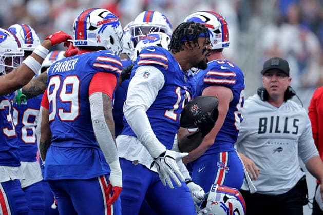 September 13, 2026, Houston, Texas, U.S: Buffalo Bills linebacker Greg Rousseau (15) is congratulated by teammates after a fumble recovery during the first quarter of the NFL, American Football Herren, USA regular season game between the Houston Texans and the Buffalo Bills at Reliant Stadium in Houston, TX on September 13, 2026. Houston U.S - ZUMAw137 20260913_aap_w137_019 Copyright: xErikxWilliamsx