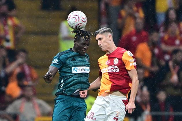 Galatasaray v Kocaelispor - Turkish Super Lig ISTANBUL, TURKIYE - SEPTEMBER 13: Roland Sallai (R) of Galatasaray competes for the ball against Dan Agyei (L) of Kocaelispor during the Turkish Super Lig week 5 match between Galatasaray and Kocaelispor at RAMS Park in Istanbul, Turkiye, on September 13, 2026. Abdulhamid Hosbas Anadolu Istanbul Turkey. Editorial use only. Please get in touch for any other usage.  Copyright: x2026xAnadoluxAbdulhamidxHosbasx