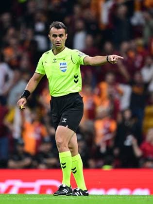 Galatasaray v Kocaelispor - Turkish Super Lig ISTANBUL, TURKIYE - SEPTEMBER 13: Referee Atilla Karaoglan officiates the Turkish Super Lig week 5 match between Galatasaray and Kocaelispor at RAMS Park in Istanbul, Turkiye, on September 13, 2026. Abdülhamid Hosbas Anadolu Istanbul Turkey. Editorial use only. Please get in touch for any other usage.  Copyright: x2026xAnadoluxAbdülhamidxHoÅübaÅüx