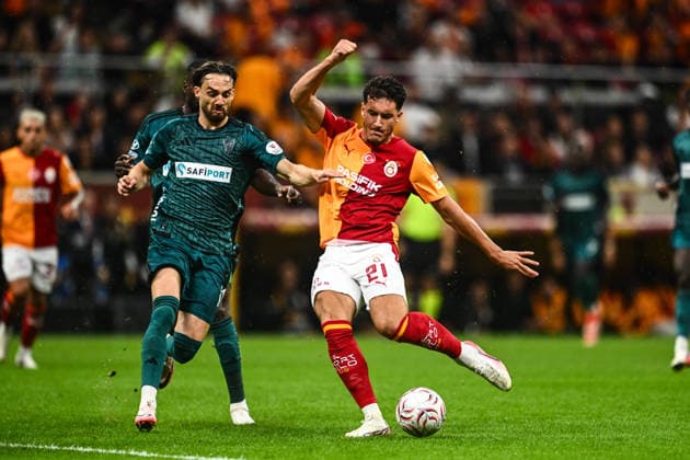 Galatasaray v Kocaelispor - Turkish Super Lig ISTANBUL, TURKIYE - SEPTEMBER 13: Deniz Gul (R) of Galatasaray in action against Berkan Kutlu (L) of Kocaelispor during the Turkish Super Lig week 5 match between Galatasaray and Kocaelispor at RAMS Park in Istanbul, Turkiye, on September 13, 2026. Hakan Akgun Anadolu Istanbul Turkey. Editorial use only. Please get in touch for any other usage.  Copyright: x2026xAnadoluxHakanxAkgunx