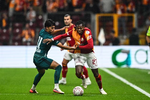 Galatasaray v Kocaelispor - Turkish Super Lig ISTANBUL, TURKIYE - SEPTEMBER 13: Rafael Leao (R) of Galatasaray in action against Goncalo Sousa (L) of Kocaelispor during the Turkish Super Lig week 5 match between Galatasaray and Kocaelispor at RAMS Park in Istanbul, Turkiye, on September 13, 2026. Hakan Akgün Anadolu Istanbul Turkey. Editorial use only. Please get in touch for any other usage.  Copyright: x2026xAnadoluxHakanxAkgünx
