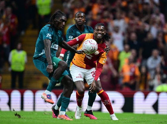 Galatasaray v Kocaelispor - Turkish Super Lig ISTANBUL, TURKIYE - SEPTEMBER 13: Rafael Leaoof Galatasaray competes for the ball against Tanguy Zoukrou (L) of Kocaelispor during the Turkish Super Lig week 5 match between Galatasaray and Kocaelispor at RAMS Park in Istanbul, Turkiye, on September 13, 2026. Abdulhamid Hosbas Anadolu Istanbul Turkey. Editorial use only. Please get in touch for any other usage.  Copyright: x2026xAnadoluxAbdulhamidxHosbasx
