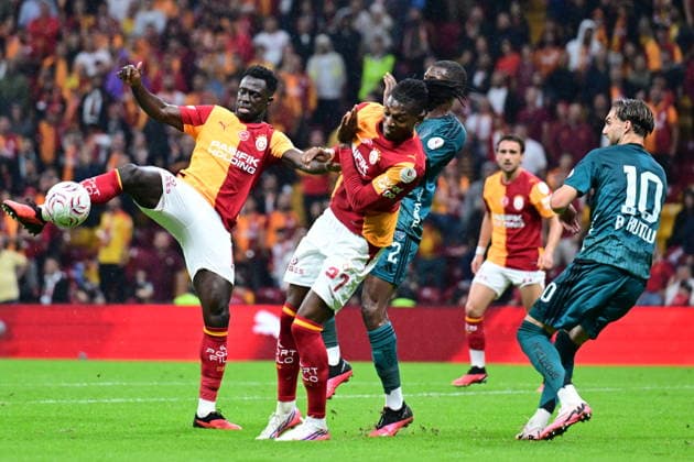 Galatasaray v Kocaelispor - Turkish Super Lig ISTANBUL, TURKIYE - SEPTEMBER 13: Davinson Sanchez of Galatasaray competes for the ball against Berkan Kutlu (10) of Kocaelispor during the Turkish Super Lig week 5 match between Galatasaray and Kocaelispor at RAMS Park in Istanbul, Turkiye, on September 13, 2026. Abdülhamid Hosbas Anadolu Istanbul Turkey. Editorial use only. Please get in touch for any other usage.  Copyright: x2026xAnadoluxAbdülhamidxHoÅübaÅüx