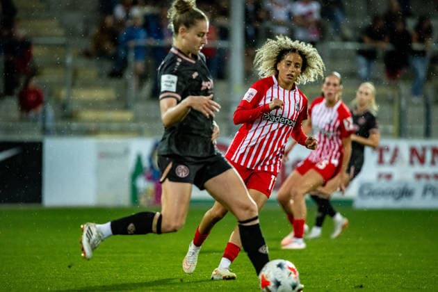 FREIBURG IM BREISGAU, GERMANY - SEPTEMBER 13: Amira Arfaoui (17) of SC Freiburg and Saskia Matheis of FSV Mainz in a battle for the ball, during the Google Pixel Women s Bundesliga match between SC Freiburg and FSV Mainz 05 at Dreisam-Stadium on September 13, 2026 in Freiburg im Breisgau, Baden-Wuerttemberg, Germany Copyright: xFrankxSchererx xSPPx Sportspressphoto_SPR230061