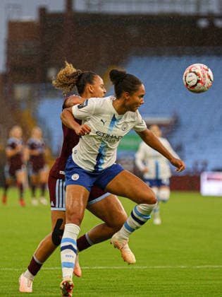 BIRMINGHAM, ENGLAND - September 13: Chasity Grant of Aston Villa and Jade Rose of Manchester City battle for the ball during the Barclays Womens Super League game between Aston Villa and Manchester City at Villa Park on September 13, 2026 in Birmingham, England. (Photo by Natalie Mincher Sports Press Photo SPP) Copyright: xNataliexMincher SPPx Sportspressphoto_SPR230067