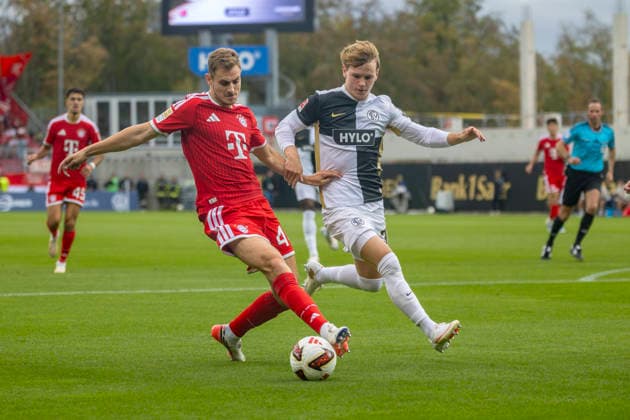 Elversberg, Germany, September 13, 2026, Bundesliga 1, 2026–2027 Season, Matchday 3: SV Elversberg vs. FC Bayern Munich. Pictured from left: Josip Stanisic (FCB) and Cole Campbell (SV) in a tackle. DFB and DFL regulations prohibit any use of photographs as image sequences and or quasi-video. URSAPHARM Arena an der Kaiserlinde, Saarland Copyright: xFotostandx xSchäferx