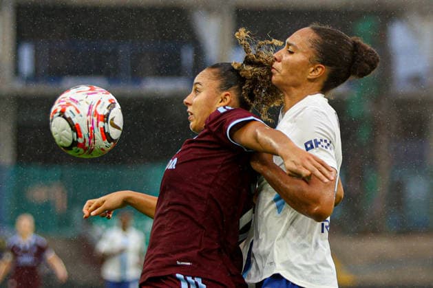 BIRMINGHAM, ENGLAND - September 13: Chasity Grant of Aston Villa and Jade Rose of Manchester City battle for the ball during the Barclays Womens Super League game between Aston Villa and Manchester City at Villa Park on September 13, 2026 in Birmingham, England. (Photo by Natalie Mincher Sports Press Photo SPP) Copyright: xNataliexMincher SPPx Sportspressphoto_SPR230073