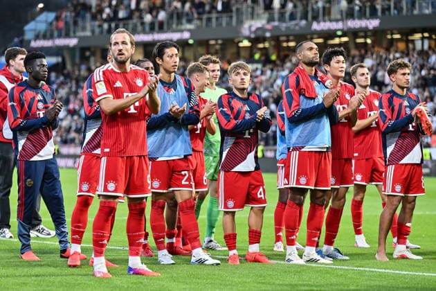 1 Bundesliga: SV Elversberg vs. FC Bayern Munich, September 13, 2026 ELVERSBERG, GERMANY, September 13: The Bayern team celebrates the away victory with the fans after the Bundesliga match between SV Elversberg and FC Bayern Munich on Matchday 3 at the Ursapharm Arena on Kaiserlinde. DFL REGULATIONS PROHIBIT ANY USE OF PHOTOGRAPHS AS IMAGE SEQUENCES OR QUASI-VIDEO. Harry KANE, FC Bayern Munich 9; Hiroki ITO, FC Bayern Munich 21; Lennart KARL, FC Bayern Munich 42; Jonathan TAH, FC Bayern Munich 4; Minjae KIM, FC Bayern Munich 3; TOM BISCHOF, FC Bayern Munich 20 Copyright: xBEAUTIFULxSPORTS Goldbergx