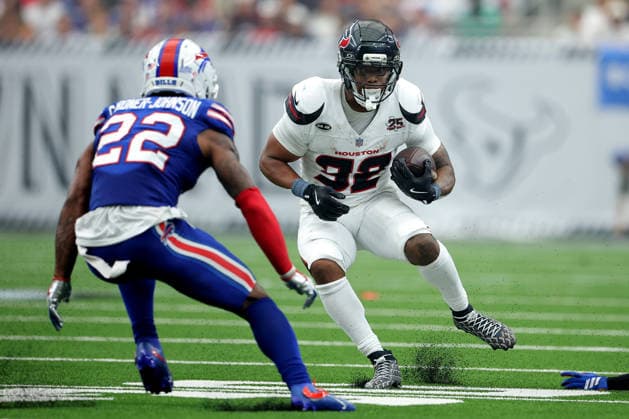 September 13, 2026, Houston, Texas, U.S: Houston Texans running back David Montgomery (32) carries the ball against Buffalo Bills safety C.J. Gardner-Johnson (22) during the first quarter of the NFL, American Football Herren, USA regular season game between the Houston Texans and the Buffalo Bills at Reliant Stadium in Houston, TX on September 13, 2026. NFL 2026 - Buffalo Bills Vs Houston Texans  - ZUMAw137 20260913_aap_w137_041 Copyright: xErikxWilliamsx