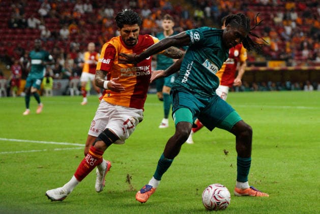 September 13, 2026, Sariyer, Istanbul, Turkey: Eren Elmali (L) of Galatasaray in action against Banhie Zoukrou (R) of Kocaelispor during the Turkish Super League 2026 27 match between Galatasaray and Kocaelispor at the Ali Sami Yen Sports Complex RAMS Park Stadium in Istanbul, Turkey, on September 13, 2026. Sariyer Turkey - ZUMAu194 20260913_zip_u194_011 Copyright: xTolgaxUluturkx