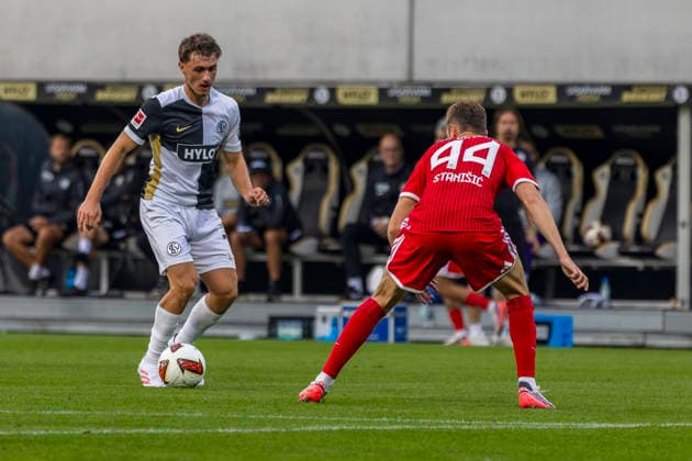 Elversberg, Germany, September 13, 2026, Bundesliga 1, 2026–2027 Season, Matchday 3: SV Elversberg vs. FC Bayern Munich. Pictured from left in a tackle: Maurice Krattenmacher (SV) and Josip Stanisic (FCB). DFB and DFL regulations prohibit any use of photographs as image sequences and or quasi-video. URSAPHARM Arena an der Kaiserlinde, Saarland Copyright: xFotostandx xSchäferx