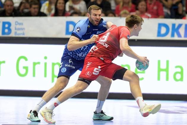 Reynir Thor Stefansson (MT Melsungen 19) in possession; Samuel Roethlisberger (TVB Stuttgart 17), GER, MT Melsungen vs. TVB 1898 Stuttgart, handball, 1st Bundesliga, Matchday 4, 2026–2027 season, September 13, 2026, GER, MT Melsungen vs. TVB Stuttgart, Handball, 1st Bundesliga, Matchday 4, 2026–2027 season, September 13, 2026, Kassel Copyright: xEibner-Pressefotox xRolandxSippelx EP_RSL