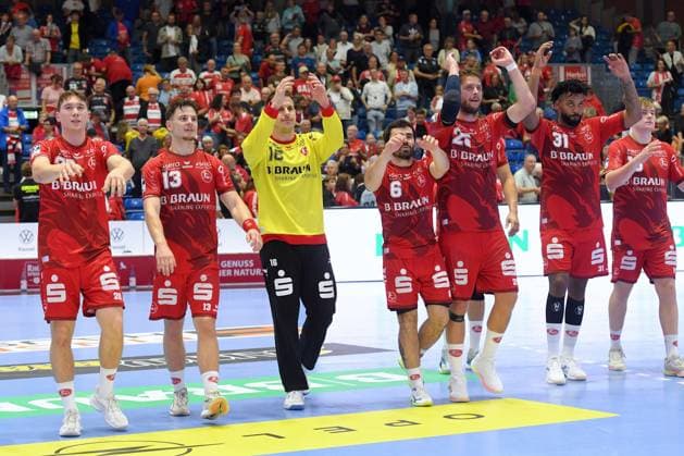 Celebrations and joy after the victory: Luca Sigrist (MT Melsungen 28), Leon Stehl, MT Melsungen 13, Nebojsa Simic, goalkeeper, MT Melsungen 16, Erik Balenciaga, MT Melsungen 6, Dariel Garcia Rivera, MT Melsungen 31, Reynir Thor Stefansson, MT Melsungen 19 (L R), GER, MT Melsungen vs. TVB 1898 Stuttgart, handball, 1st Bundesliga, Matchday 4, 2026–2027 season, September 13, 2026, GER, MT Melsungen vs. TVB Stuttgart, Handball, Bundesliga 1, Matchday 4, 2026–2027 Season, September 13, 2026, Kassel Copyright: xEibner-Pressefotox xRolandxSippelx EP_RSL