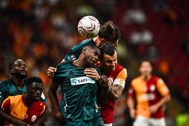 Galatasaray v Kocaelispor - Turkish Super Lig ISTANBUL, TURKIYE - SEPTEMBER 13: Abdulkerim Bardakci of Galatasaray in action against Anfernee Dijksteel of Kocaelispor during the Turkish Super Lig week 5 match between Galatasaray and Kocaelispor at RAMS Park in Istanbul, Turkiye, on September 13, 2026. Hakan Akgun Anadolu Istanbul Turkey. Editorial use only. Please get in touch for any other usage.  Copyright: x2026xAnadoluxHakanxAkgunx