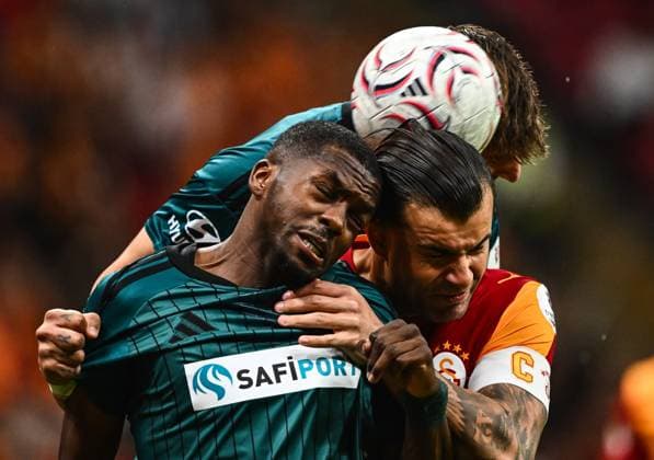 Galatasaray v Kocaelispor - Turkish Super Lig ISTANBUL, TURKIYE - SEPTEMBER 13: Abdulkerim Bardakci of Galatasaray in action against Anfernee Dijksteel of Kocaelispor during the Turkish Super Lig week 5 match between Galatasaray and Kocaelispor at RAMS Park in Istanbul, Turkiye, on September 13, 2026. Hakan Akgun Anadolu Istanbul Turkey. Editorial use only. Please get in touch for any other usage.  Copyright: x2026xAnadoluxHakanxAkgunx