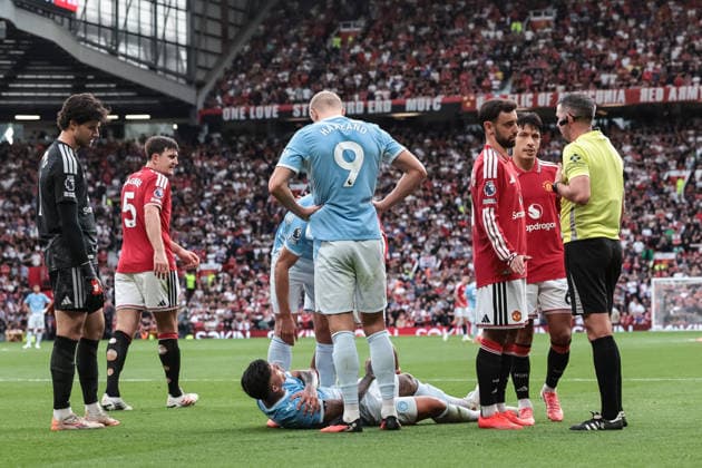Premier League: Manchester United, ManU v Manchester City Enzo Fernandez of Manchester City takes a knock before receiving a yellow card and Bruno Fernandes of Manchester United speaks with referee Michael Oliver during the Premier League match Manchester United vs Manchester City at Old Trafford, Manchester, United Kingdom on 13 September 2026 (Photo by Mark Cosgrove News Images) Manchester Old Trafford Greater Manchester United Kingdom Copyright: xMarkxCosgrove NewsxImagesx