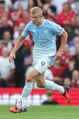 Premier League: Manchester United, ManU v Manchester City Erling Haaland of Manchester City breaks with the ball during the Premier League match Manchester United vs Manchester City at Old Trafford, Manchester, United Kingdom on 13 September 2026 (Photo by Mark Cosgrove News Images) Manchester Old Trafford Greater Manchester United Kingdom Copyright: xMarkxCosgrove NewsxImagesx