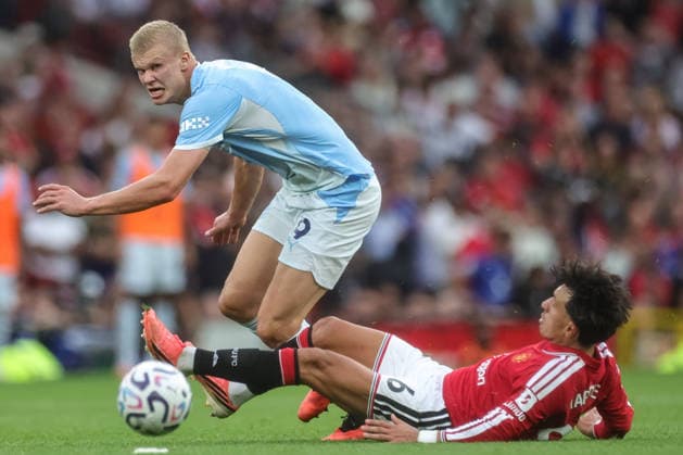 Premier League: Manchester United, ManU v Manchester City Erling Haaland of Manchester City and Lisandro Martinez of Manchester United battle for the ball during the Premier League match Manchester United vs Manchester City at Old Trafford, Manchester, United Kingdom on 13 September 2026 (Photo by Mark Cosgrove News Images) Manchester Old Trafford Greater Manchester United Kingdom Copyright: xMarkxCosgrove NewsxImagesx