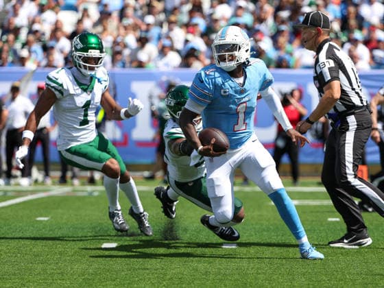 Sep 13, 2026; Nashville, TN, USA; Tennessee Titans quarterback Cam Ward (1) scrambles out of the pocket during the NFL, American Football Herren, USA regular season game between the New York Jets and Tennessee Titans at Nissan Stadium. Mandatory Credit: -Cal Media Nashville USA - ZUMAc04_ 20260913_zma_c04_052 Copyright: xStephenxFurstx