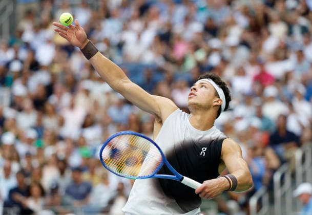 Ben Shelton serves to Alexander Zverev of Germany in the first set of the Men s Finals match in Arthur Ashe Stadium at the 2026 US Open Tennis Championship at the USTA Billie Jean King National Tennis Center in New York City on Sunday, September 13, 2026.  NYP20260913804 COREYxSIPKIN