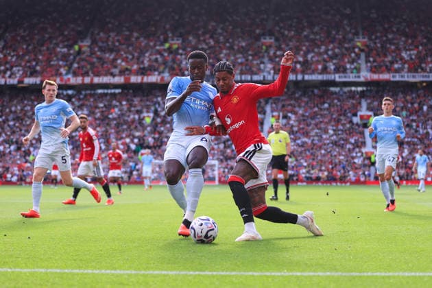 Fußball: Premier League – Manchester United gegen Manchester City, 13. September 2026, Premier League – Manchester United gegen Manchester City: Marc Guehi von Manchester City im Zweikampf mit Marcus Rashford von Manchester United. Foto: Simon Stacpoole, Offside, Manchester, Großbritannien  Copyright: xSimonxStacpoolexOffside