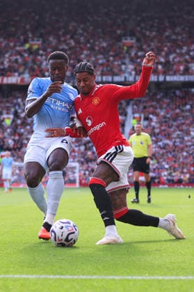 Fußball: Premier League – Manchester United gegen Manchester City, 13. September 2026, Premier League – Manchester United gegen Manchester City: Marc Guehi von Manchester City im Zweikampf mit Marcus Rashford von Manchester United. Foto: Simon Stacpoole, Offside, Manchester, Großbritannien  Copyright: xSimonxStacpoolexOffside