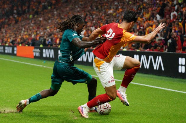 September 13, 2026, Sariyer, Istanbul, Turkey: Deniz Gul (R) of Galatasaray in action against Banhie Zoukrou (L) of Kocaelispor during the Turkish Super League 2026 27 match between Galatasaray and Kocaelispor at the Ali Sami Yen Sports Complex RAMS Park Stadium in Istanbul, Turkey, on September 13, 2026. Sariyer Turkey - ZUMAu194 20260913_zip_u194_020 Copyright: xTolgaxUluturkx