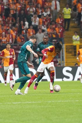 ISTANBUL, TURKEY - SEPTEMBER 13: Rafael Leao (R) of Galatasaray and Matej Maglica (L) of Kocaelispor during the Turkish Super League 2026 27 match between Galatasaray and Kocaelispor at Rams Park Stadium on September 13, 2026 in Istanbul, Turkey. Istanbul Turkey Copyright: xSeskimphotox GSaray-Kocaeli-1309 (11)