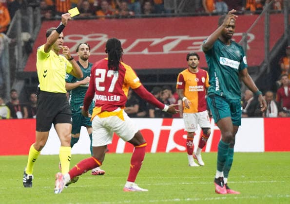 ISTANBUL, TURKEY - SEPTEMBER 13: Referee Atilla Karaoglan and Rafael Leao (L) of Galatasaray and Anfernee Dijksteel (R) of Kocaelispor during the Turkish Super League 2026 27 match between Galatasaray and Kocaelispor at Rams Park Stadium on September 13, 2026 in Istanbul, Turkey. Istanbul Turkey Copyright: xSeskimphotox GSaray-Kocaeli-1309 (13)
