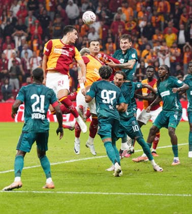 ISTANBUL, TURKEY - SEPTEMBER 13: Deniz Gul (21) , Abdulkerim Bardakci of Galatasaray and Berkan Kutlu (10) of Kocaelispor during the Turkish Super League 2026 27 match between Galatasaray and Kocaelispor at Rams Park Stadium on September 13, 2026 in Istanbul, Turkey. Istanbul Turkey Copyright: xSeskimphotox GSaray-Kocaeli-1309 (6)