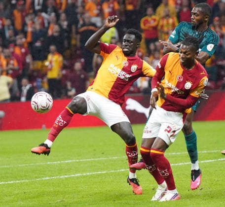 ISTANBUL, TURKEY - SEPTEMBER 13: Davinson Sanchez (L) , Rafael Leao of Galatasaray and Anfernee Dijksteel of Kocaelispor during the Turkish Super League 2026 27 match between Galatasaray and Kocaelispor at Rams Park Stadium on September 13, 2026 in Istanbul, Turkey. Istanbul Turkey Copyright: xSeskimphotox GSaray-Kocaeli-1309 (7)