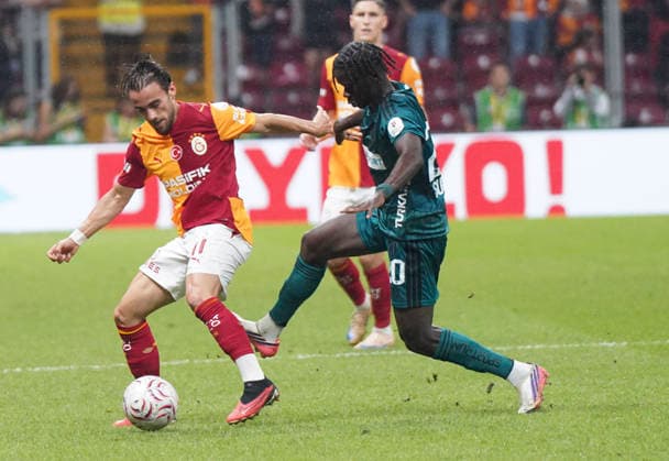 ISTANBUL, TURKEY - SEPTEMBER 13: Yunus Akgun (L) of Galatasaray and Mahamadou Sissoho (R) of Kocaelispor during the Turkish Super League 2026 27 match between Galatasaray and Kocaelispor at Rams Park Stadium on September 13, 2026 in Istanbul, Turkey. Istanbul Turkey Copyright: xSeskimphotox GSaray-Kocaeli-1309 (8)