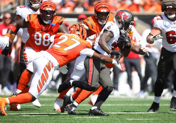 CINCINNATI, OH - SEPTEMBER 13: Tampa Bay Buccaneers running back Bucky Irving 7 is pursued by Cincinnati Bengals safety Jordan Battle 27 in a game between the Tampa Bay Buccaneers and the Cincinnati Bengals on September 13, 2026, at Paycor Stadium in Cincinnati, OH. (Photo by Jeff Moreland Icon Sportswire) NFL, American Football Herren, USA SEP 13 Buccaneers at Bengals EDITORIAL USE ONLY Icon168260913007