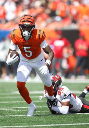 CINCINNATI, OH - SEPTEMBER 13: Cincinnati Bengals wide receiver Tee Higgins 5 eludes Tampa Bay Buccaneers cornerback Jacob Parrish 25 in a game between the Tampa Bay Buccaneers and the Cincinnati Bengals on September 13, 2026, at Paycor Stadium in Cincinnati, OH. (Photo by Jeff Moreland Icon Sportswire) NFL, American Football Herren, USA SEP 13 Buccaneers at Bengals EDITORIAL USE ONLY Icon168260913018