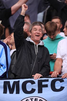 Fußball: Premier League – Manchester United gegen Manchester City, 13. September 2026 Premier League – Manchester United gegen Manchester City: Noel Gallagher, Musiker der Band Oasis, feiert den Sieg von Manchester City. Foto: Simon Stacpoole, Offside, Manchester, Großbritannien  Copyright: xSimonxStacpoolexOffside