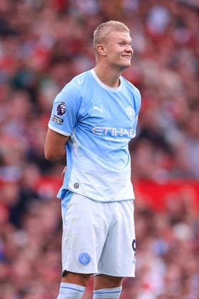 Fußball: Premier League – Manchester United gegen Manchester City, 13. September 2026. Premier League – Manchester United gegen Manchester City. Erling Haaland von Manchester City lächelt, während er auf die Entscheidung des Video-Assistenten (VAR) wartet, ob sein Tor anerkannt wird. Foto: Simon Stacpoole. Abseits. Manchester, Großbritannien.  Copyright: xSimonxStacpoolexOffside