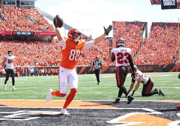 CINCINNATI, OH - SEPTEMBER 13: Cincinnati Bengals tight end Mike Gesicki 88 reacts after catching a touchdown pass in a game between the Tampa Bay Buccaneers and the Cincinnati Bengals on September 13, 2026, at Paycor Stadium in Cincinnati, OH. (Photo by Jeff Moreland Icon Sportswire) NFL, American Football Herren, USA SEP 13 Buccaneers at Bengals EDITORIAL USE ONLY Icon168260913020