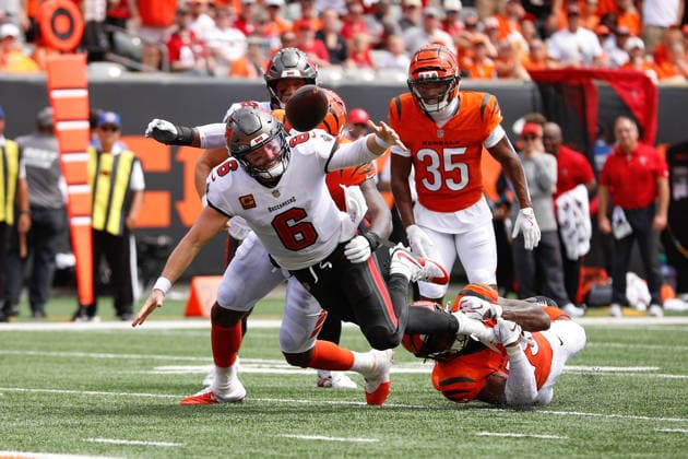 CINCINNATI, OH - SEPTEMBER 13: Tampa Bay Buccaneers quarterback Baker Mayfield (6) fumbles the football during the game between the Tampa Bay Buccaneers and the Cincinnati Bengals at Paycor Stadium on September 13, 2026 in Cincinnati, OH. (Photo by Ian Johnson Icon Sportswire) NFL, American Football Herren, USA SEP 13 Buccaneers at Bengals EDITORIAL USE ONLY Icon260913002