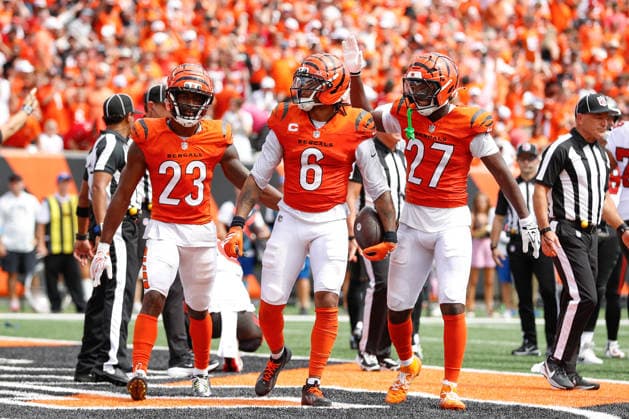 CINCINNATI, OH - SEPTEMBER 13: Cincinnati Bengals safety Bryan Cook (6) reacts with his teammates after recovering a fumble during the game between the Tampa Bay Buccaneers and the Cincinnati Bengals at Paycor Stadium on September 13, 2026 in Cincinnati, OH. (Photo by Ian Johnson Icon Sportswire) NFL, American Football Herren, USA SEP 13 Buccaneers at Bengals EDITORIAL USE ONLY Icon260913003